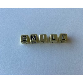 Perles cubiques synthétique Or - mot Smile (5 pces)